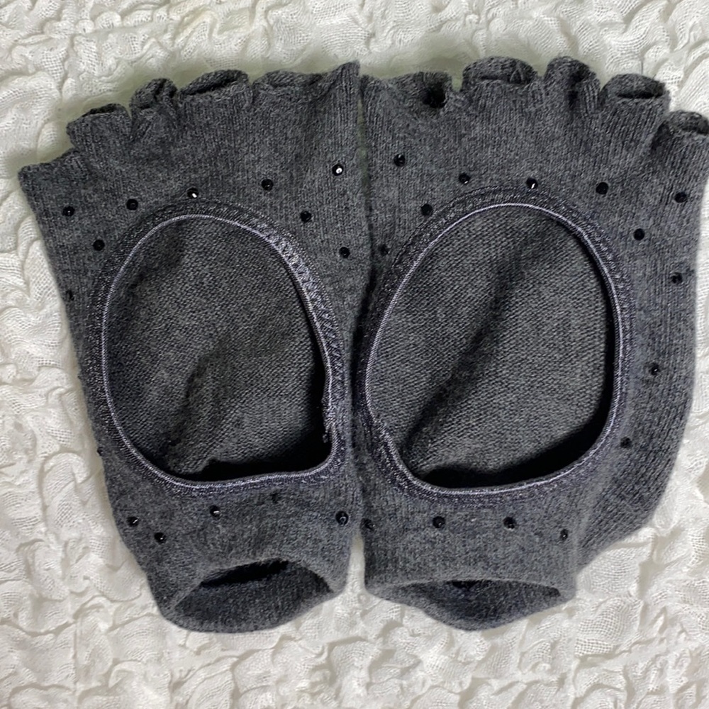 TOESOX brand grip socks, size Small